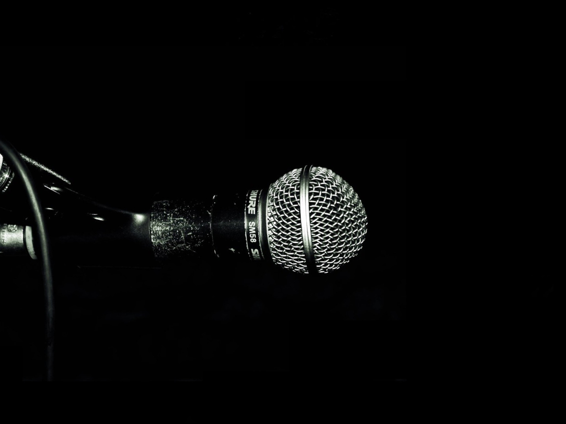 Профессиональный микрофон на черном фоне