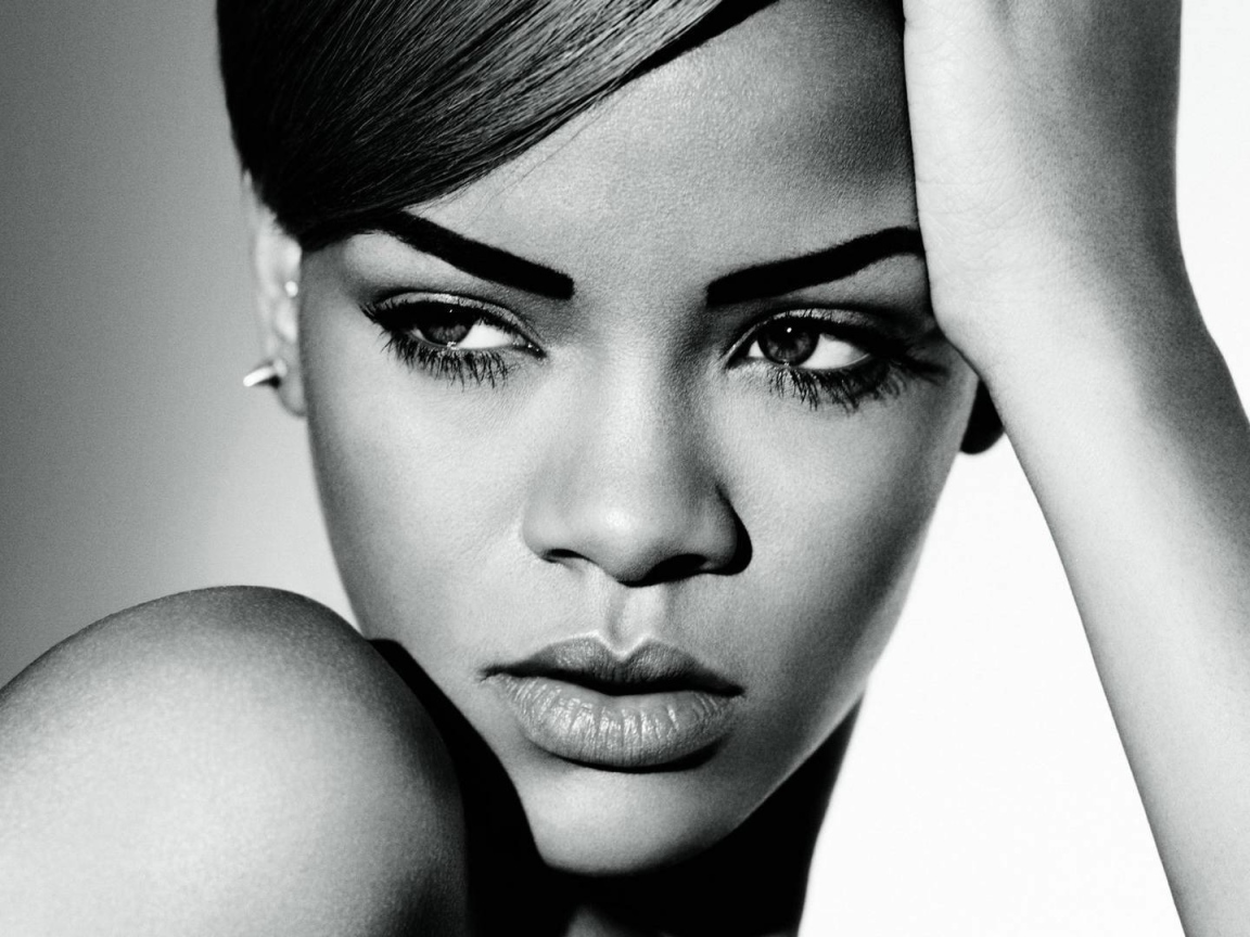 Rihanna сердитый взгляд