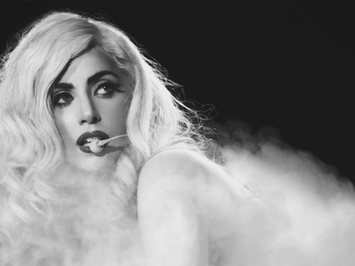 Певица Леди Гага выступает