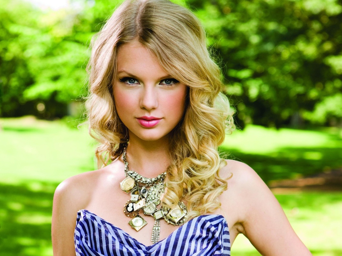 Taylor Swift в парке летом