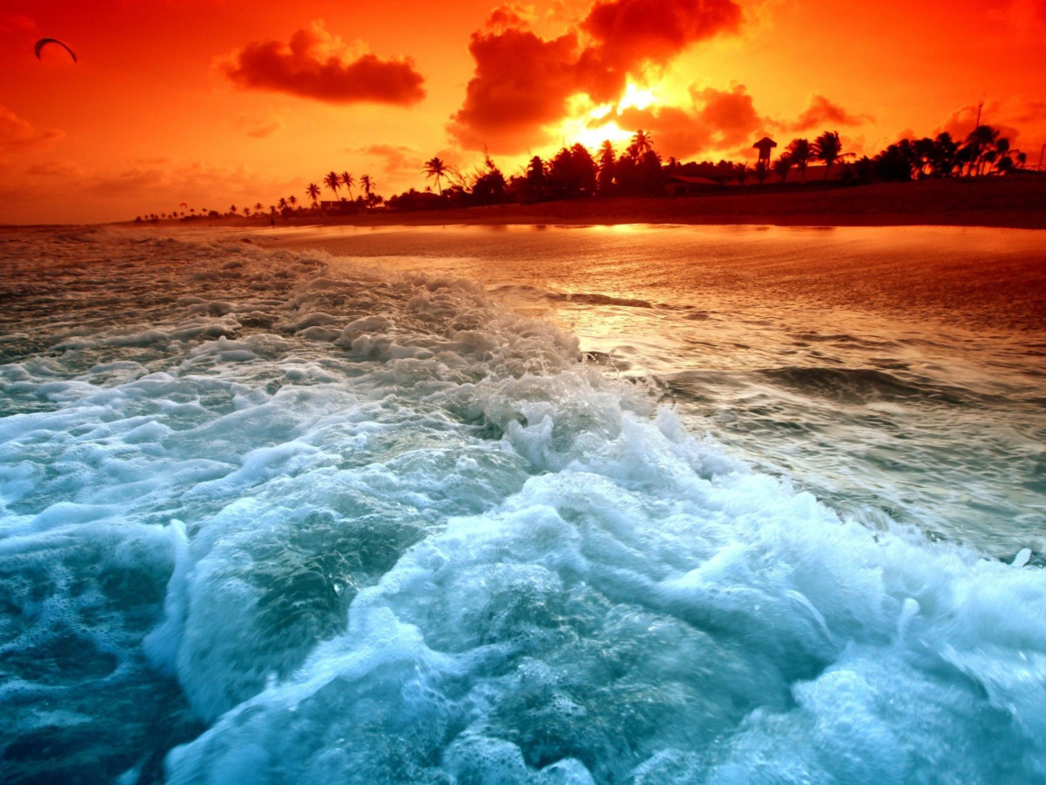 Пляж на закате в тропиках