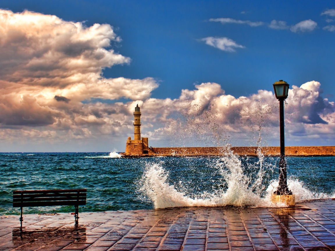 Волны и маяк