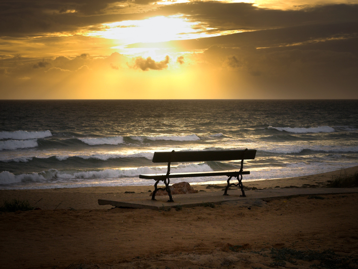 Лавочка на пляже