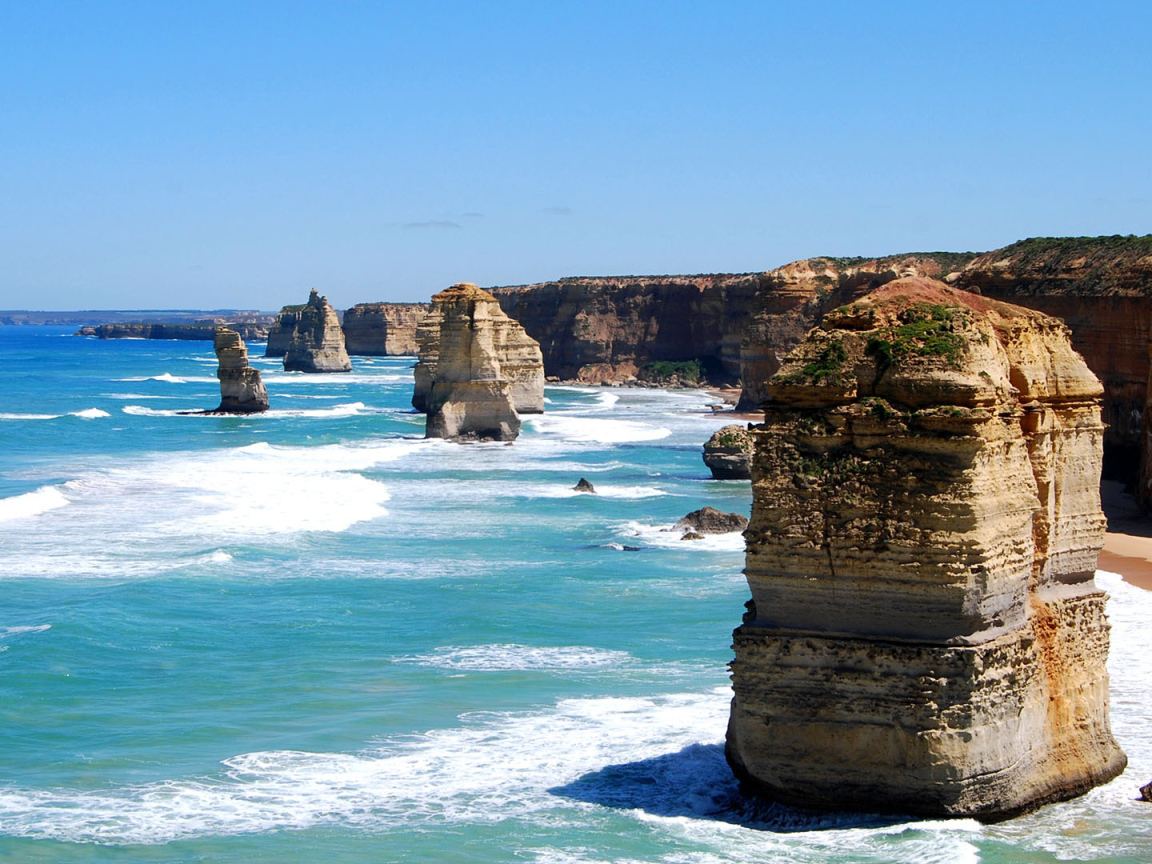 Каменные столбы на пляже Австралии