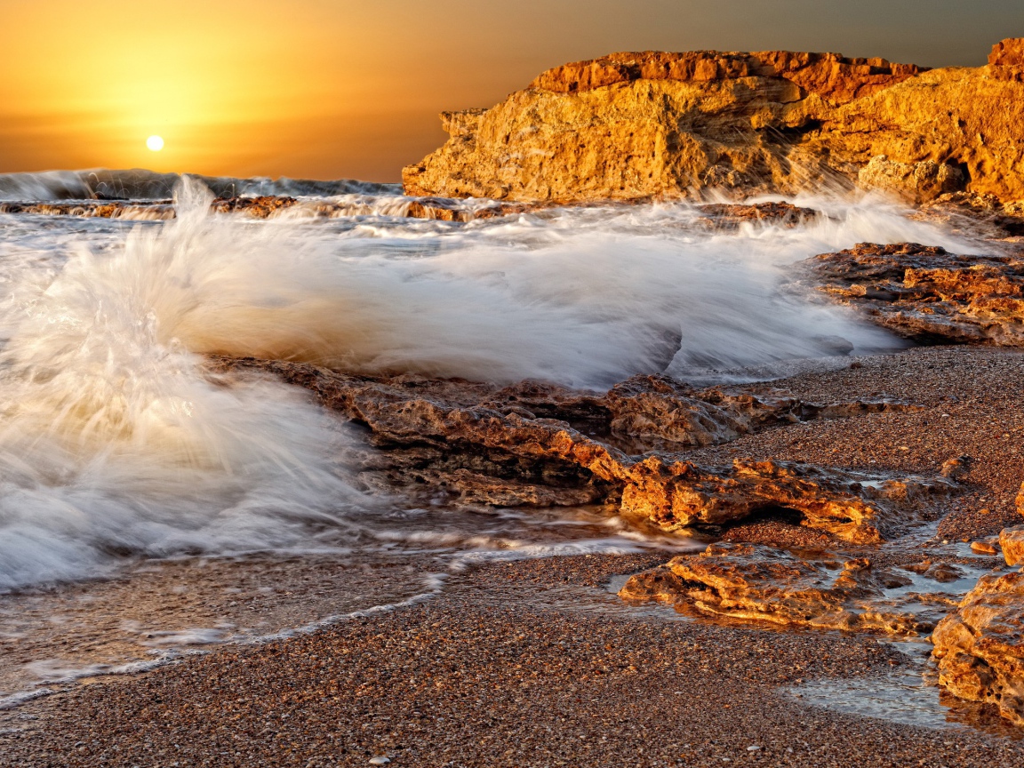 Волны накатывают на пляж