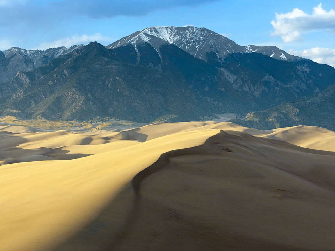 Пустыня у подножия гор