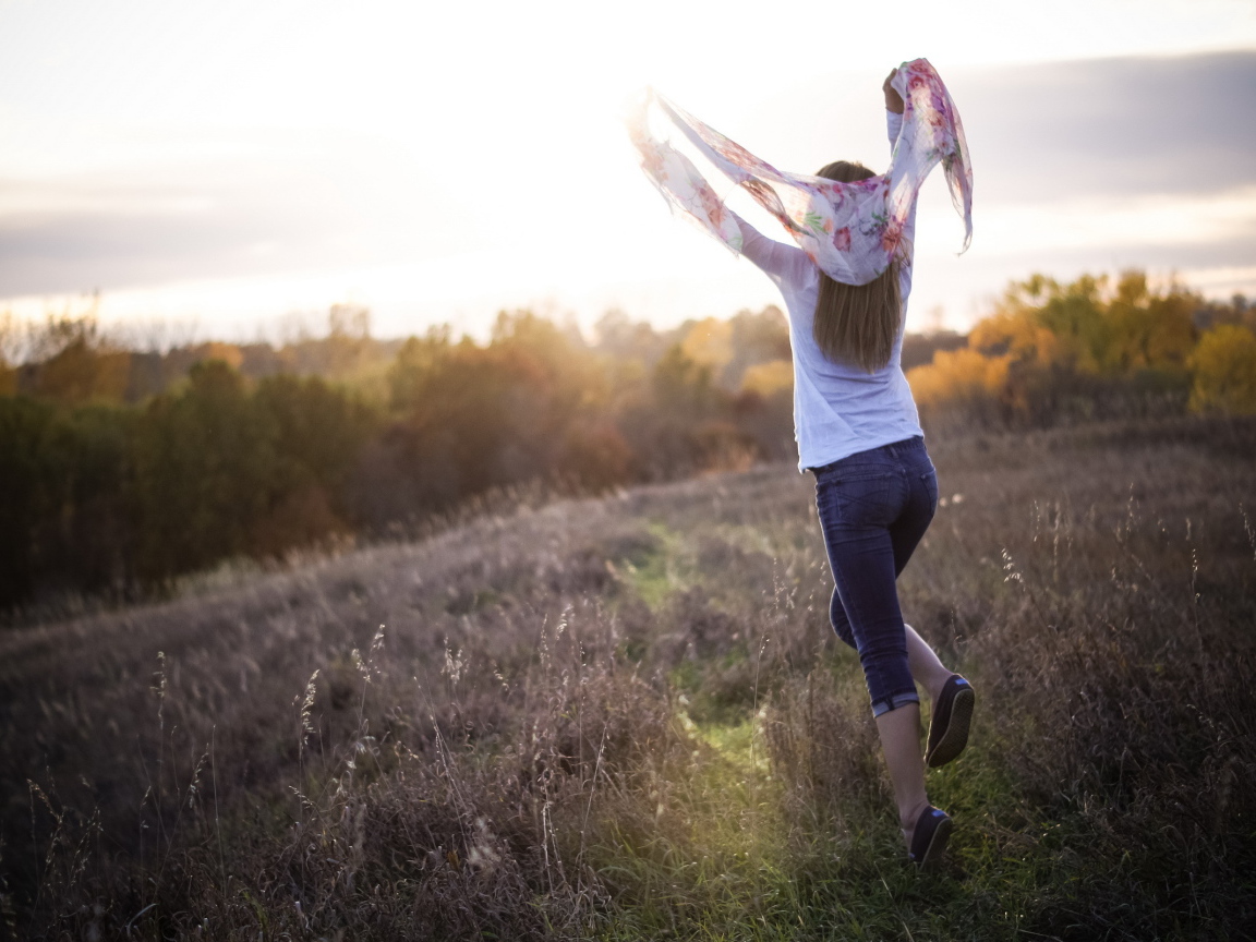 Девушка с платком бежит по полю