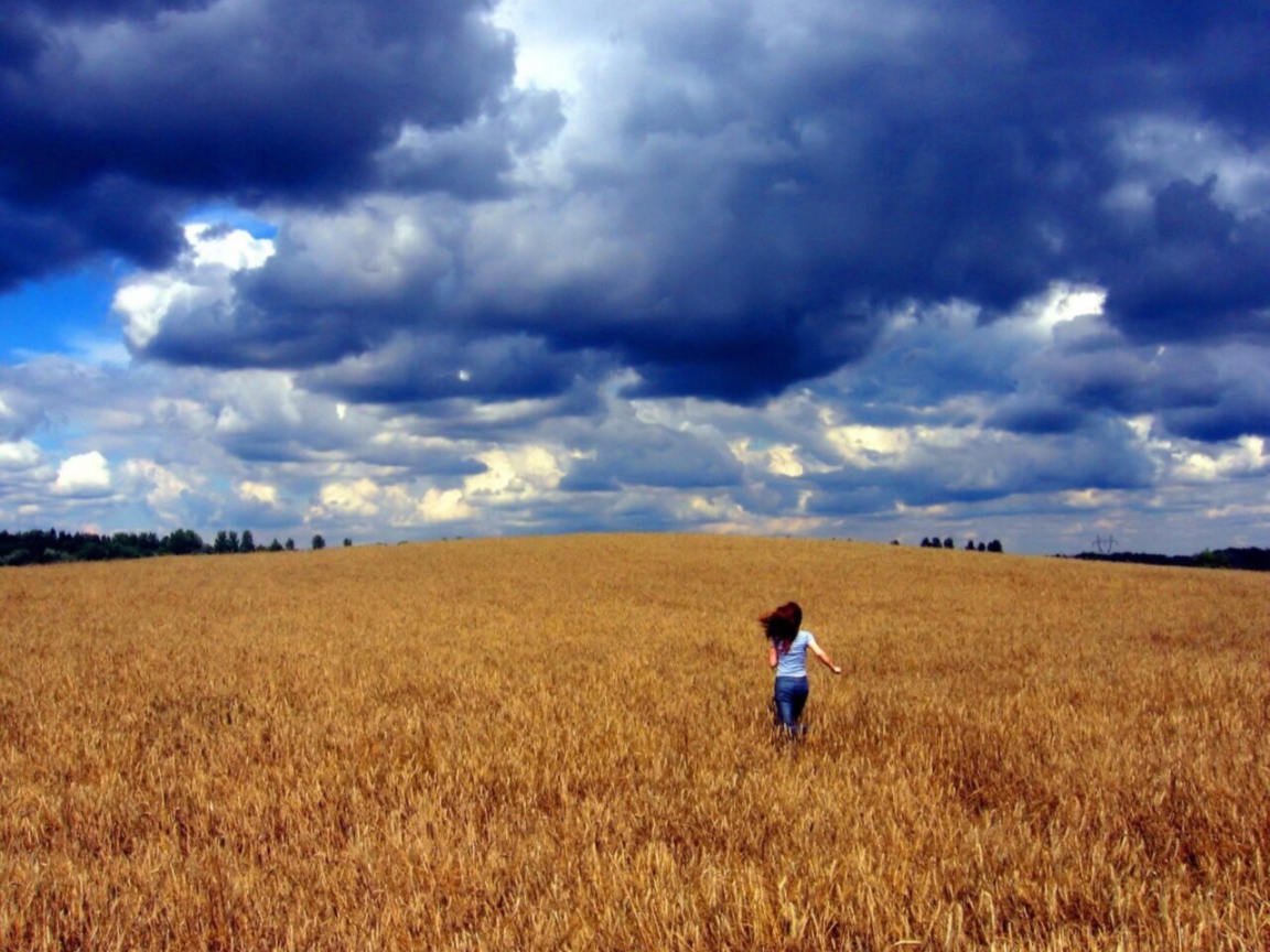 Девушка бежит по полю