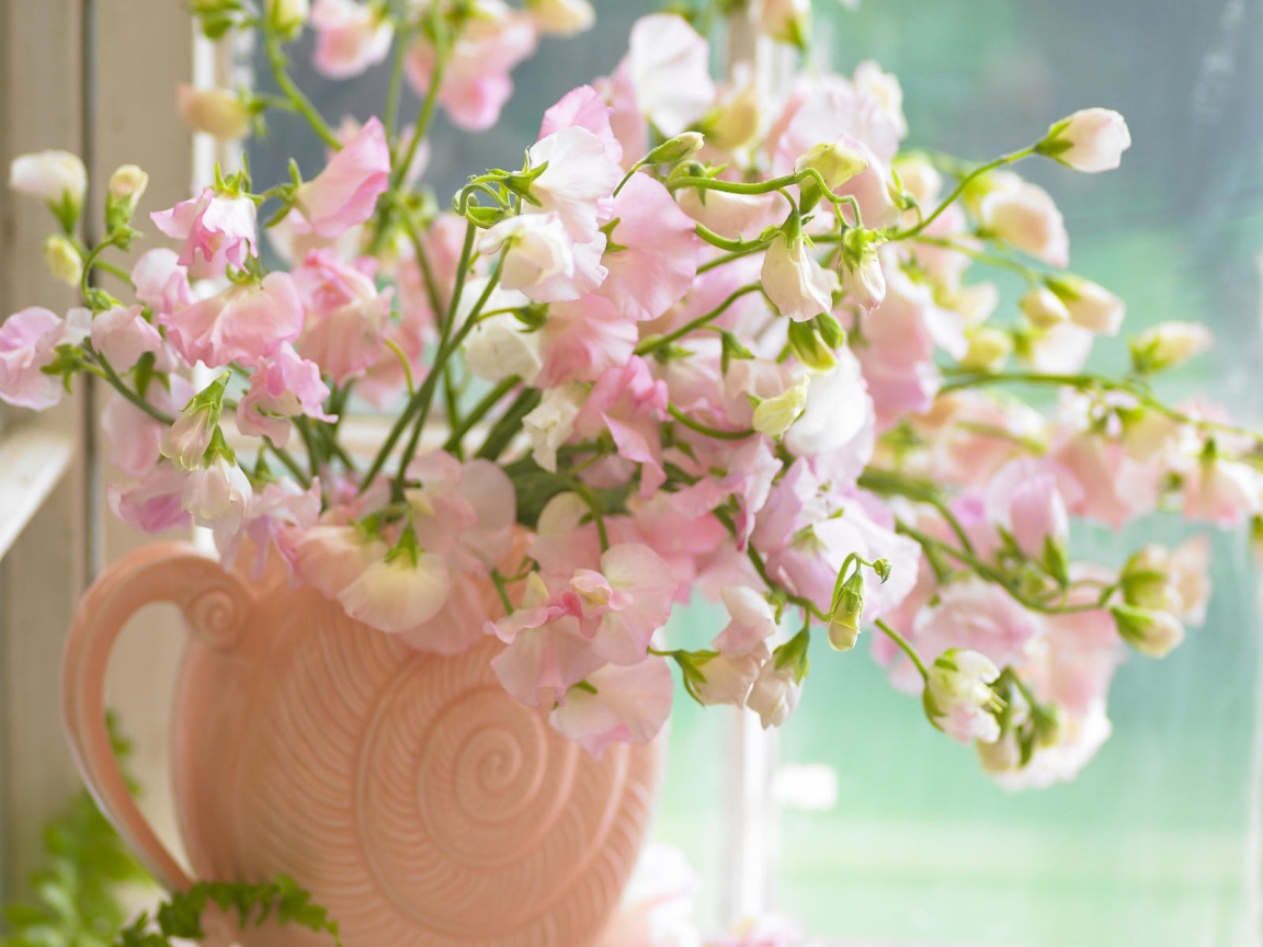 Розовые цветы в вазе