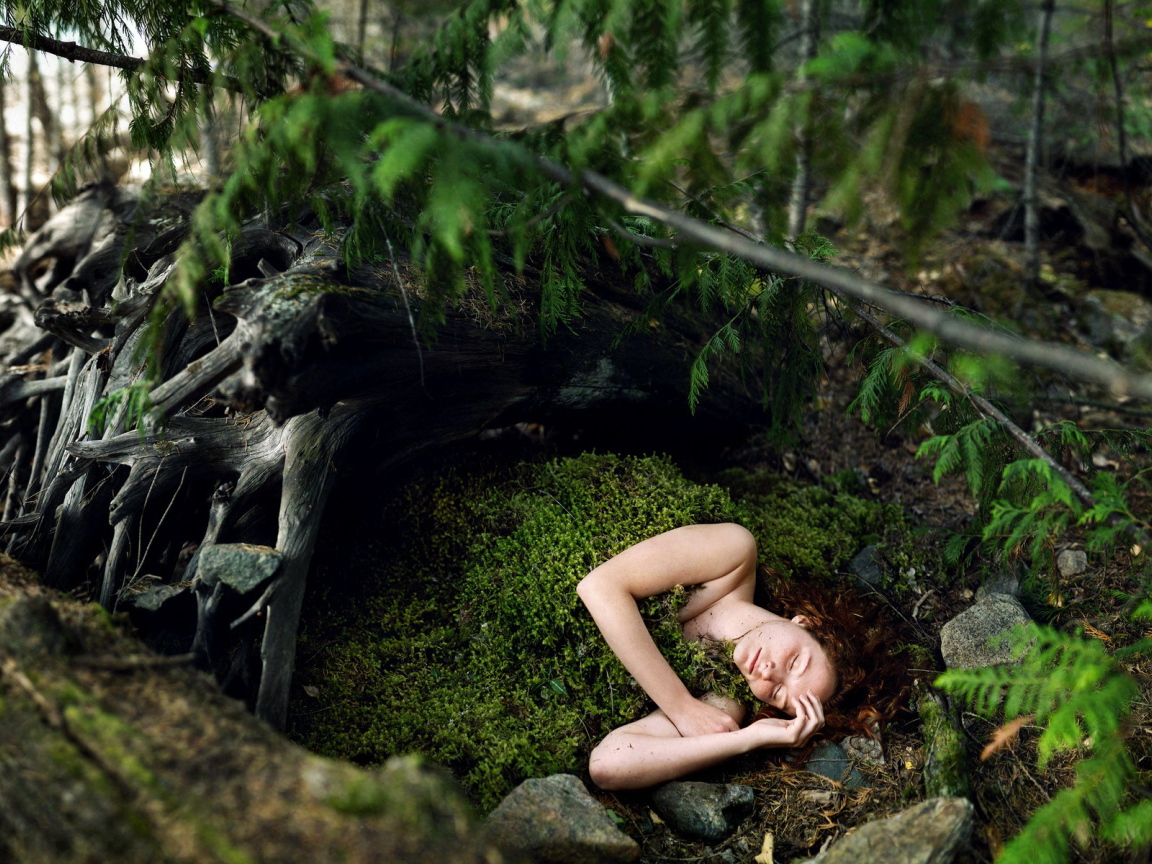 Девушка спит во мху