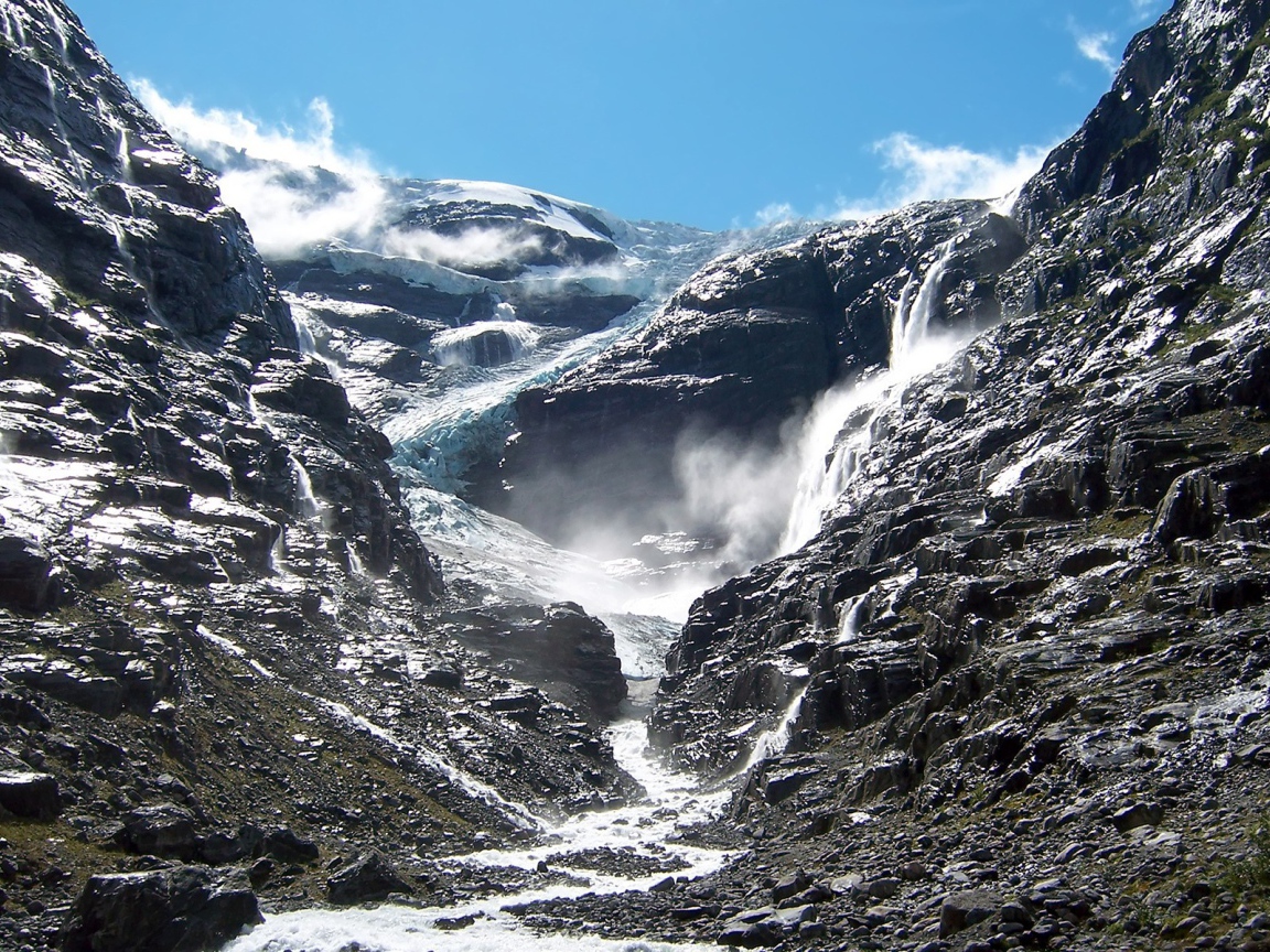 В горах тают ледники