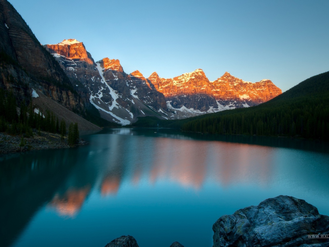 Горное озеро на рассвете