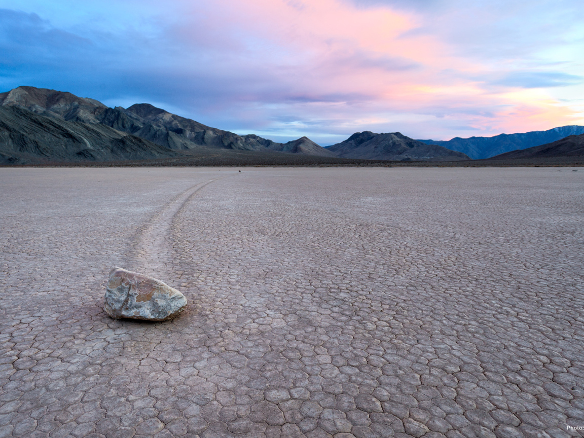 Фотография камня на фоне гор