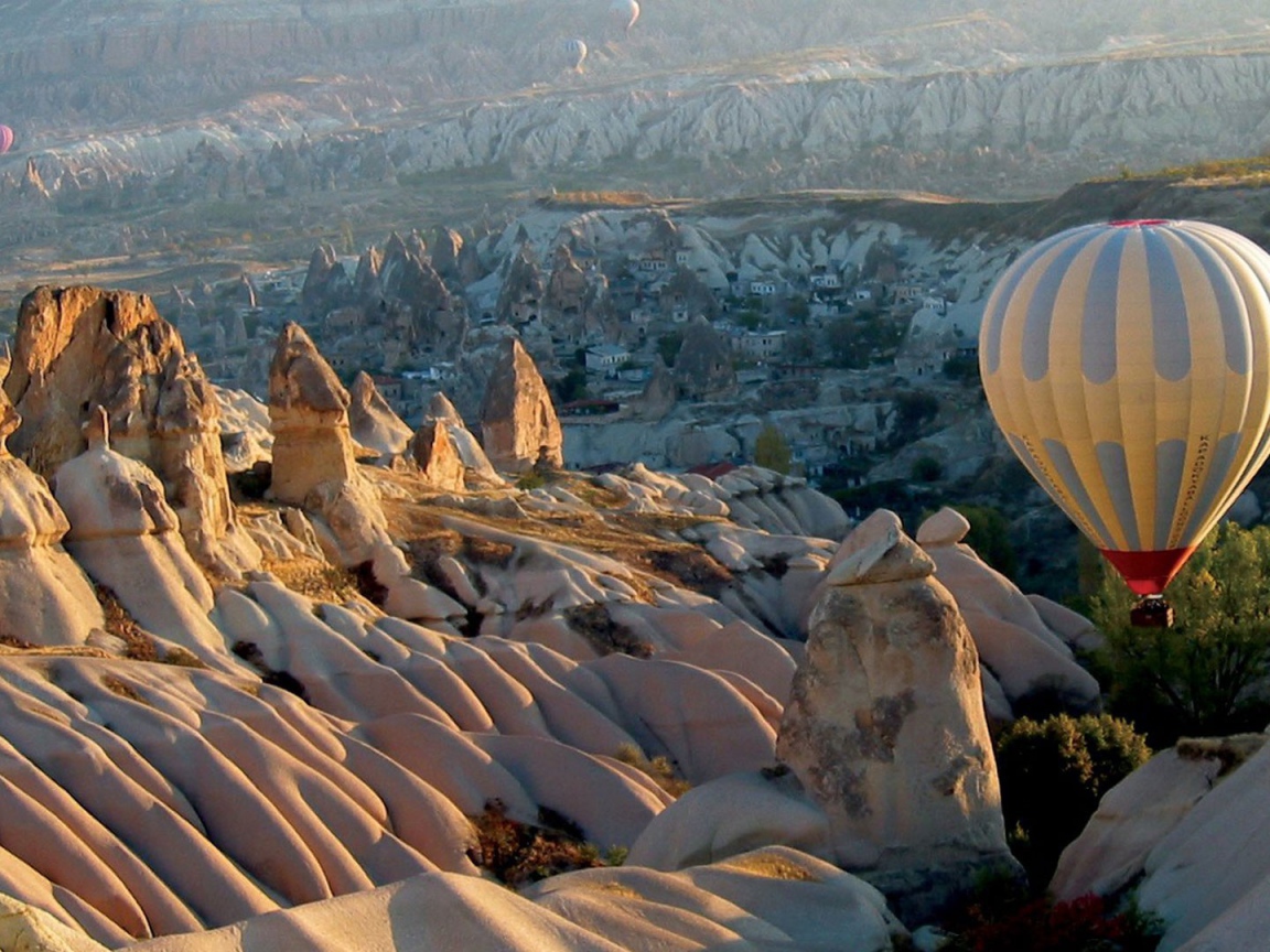 Воздушный шар над скалами
