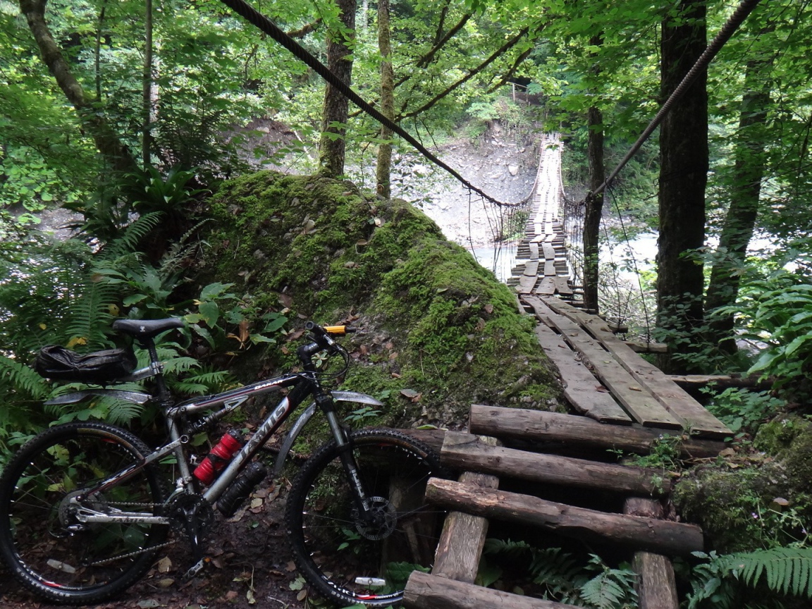 Велосипед оставлен у моста