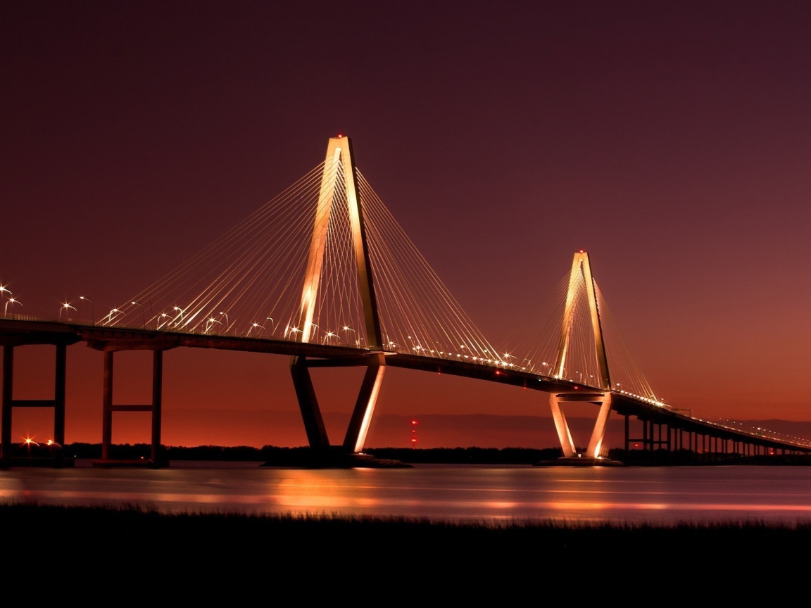 Мост освещенный ночью