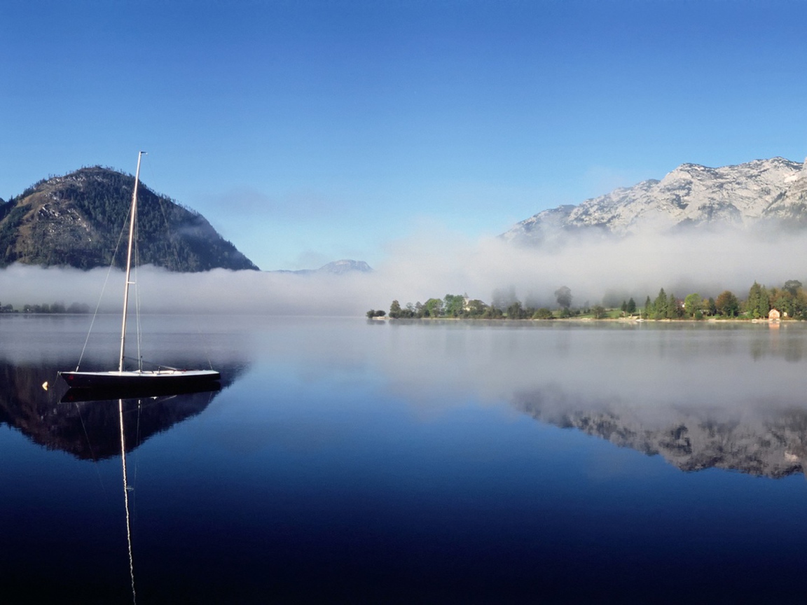 Голубое озеро с лодкой