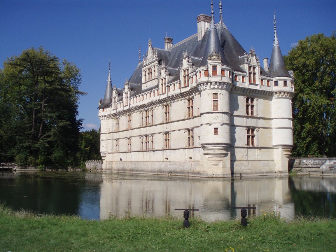 Храм окруженный водой