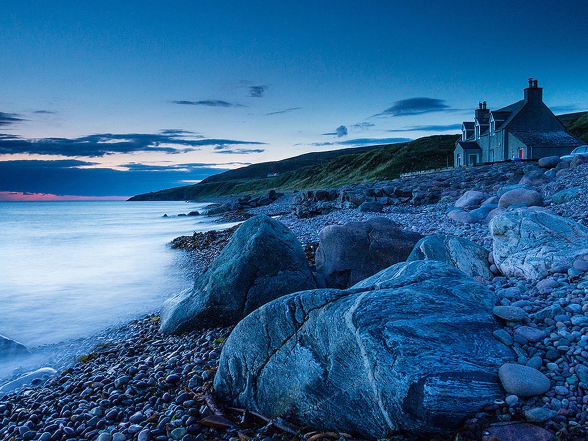 Костел на каменистом берегу