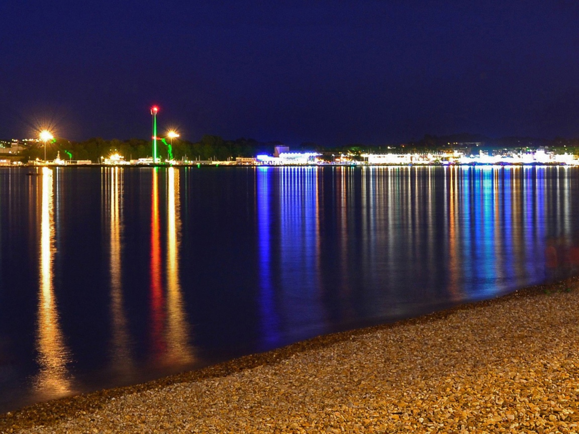 Вид на город через залив ночью