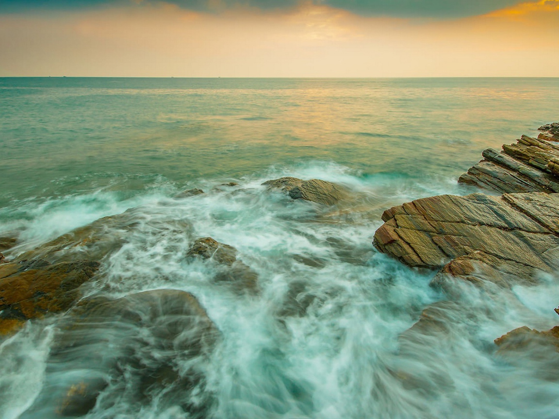 Морские волны на камнях