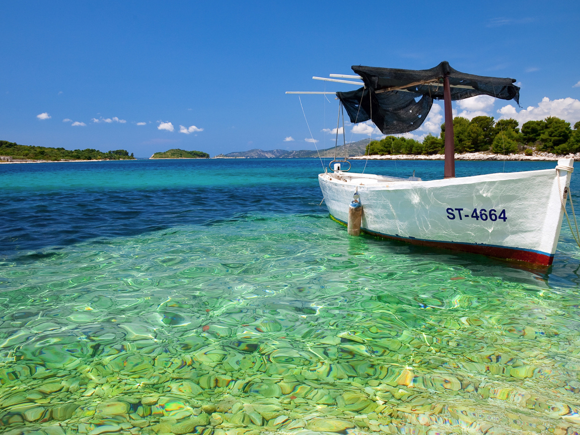 Лодка в прозрачной воде