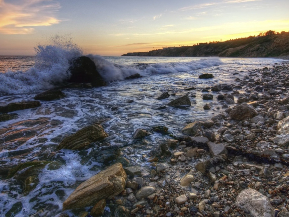 Каменистый берег моря
