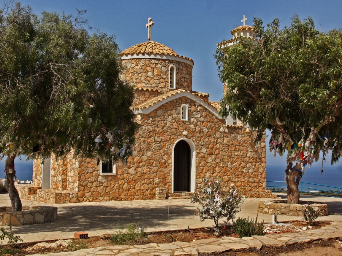 Религиозный храм у моря