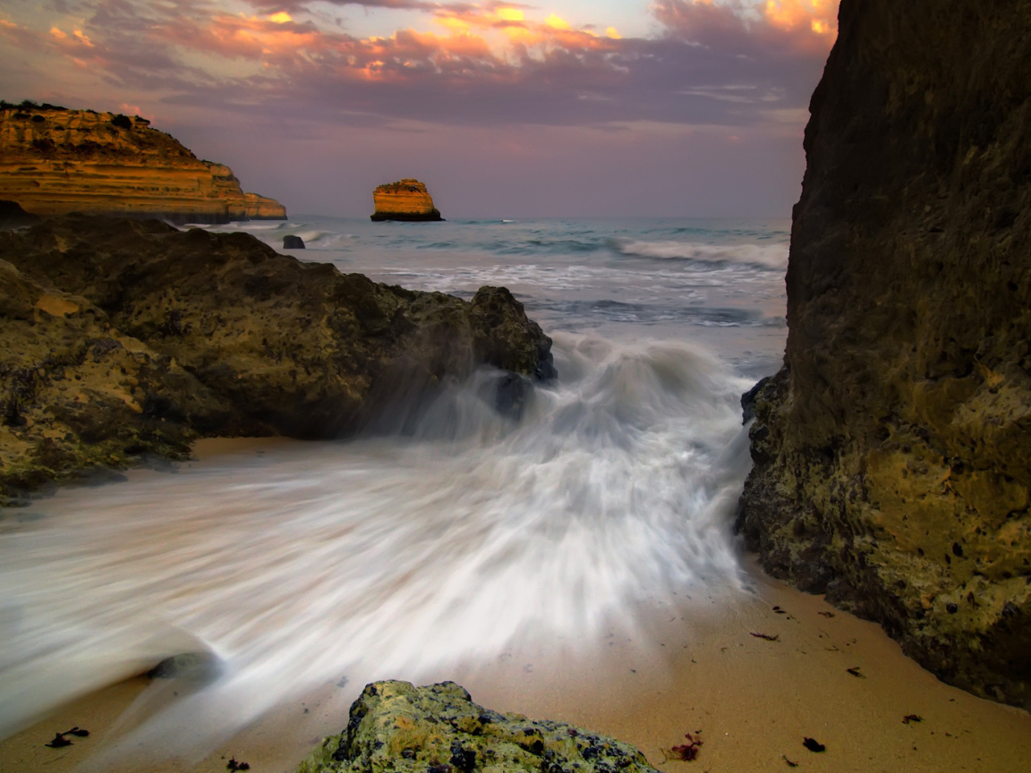 Брызги волны на песке