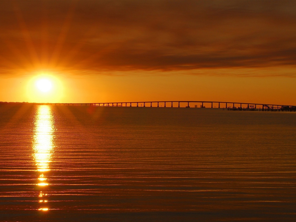 Переливы заката в волнах