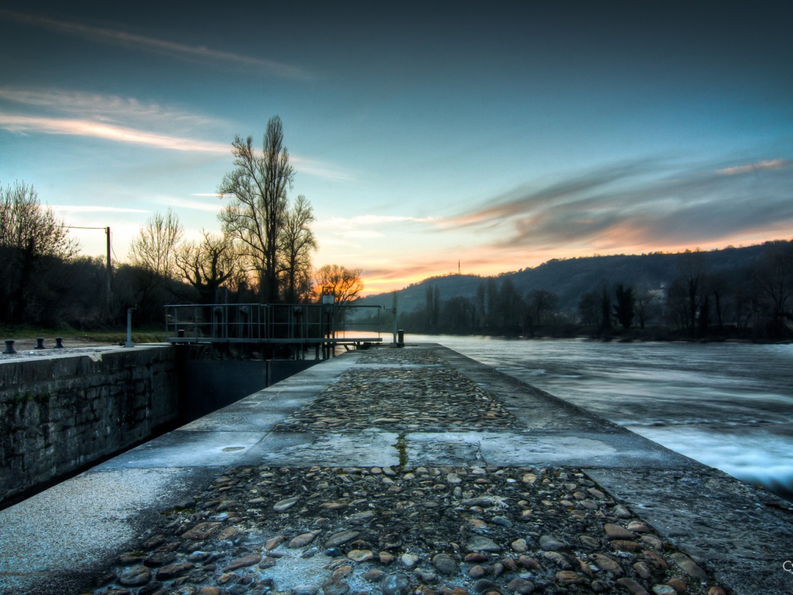 Закат на реке