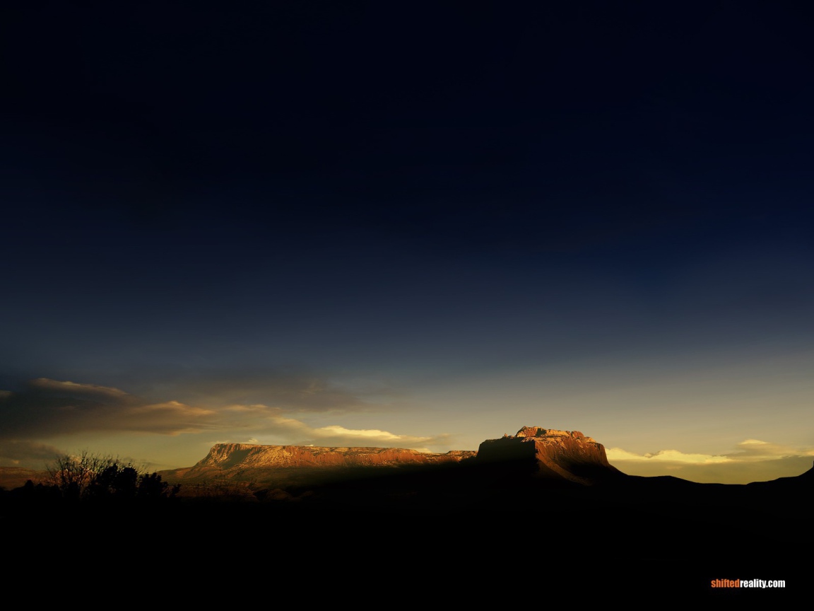 Солнце на закате освещает гору