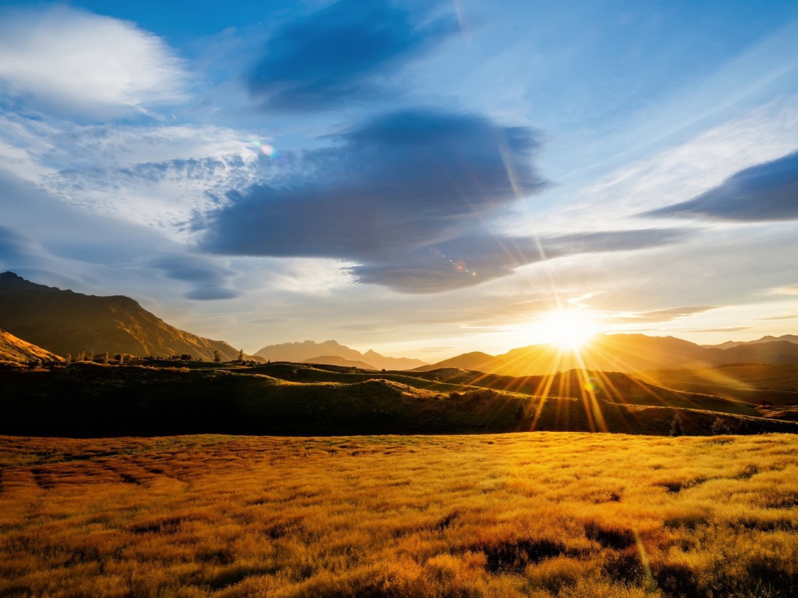 Солнце заходит за гору