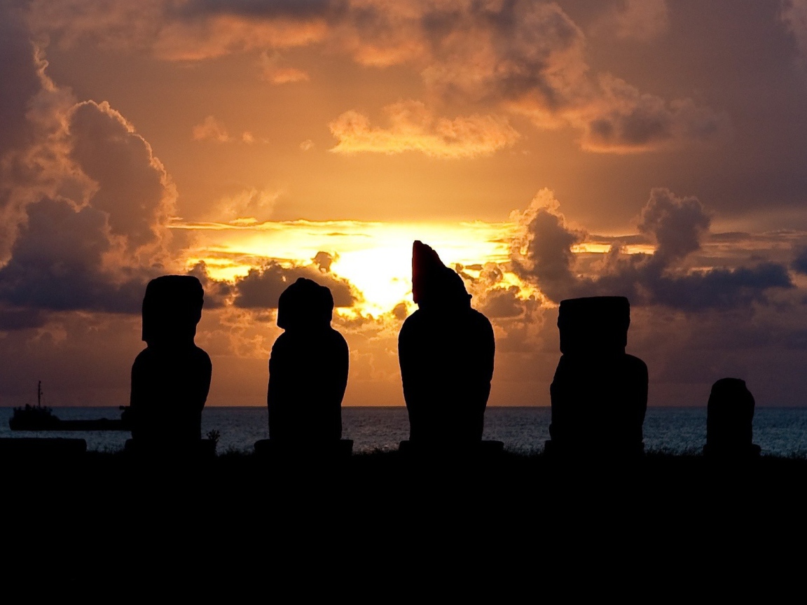 Силуэты статуй на закате