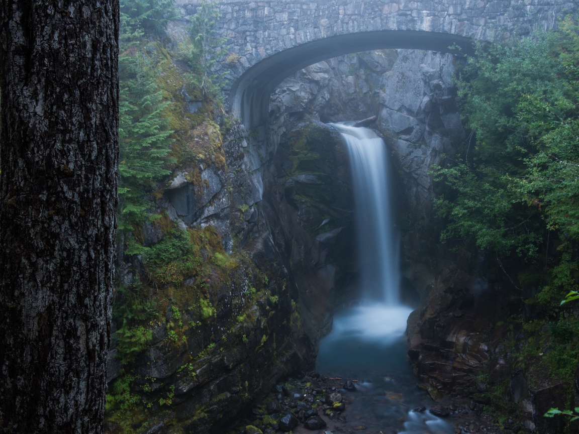 Водопад среди гор