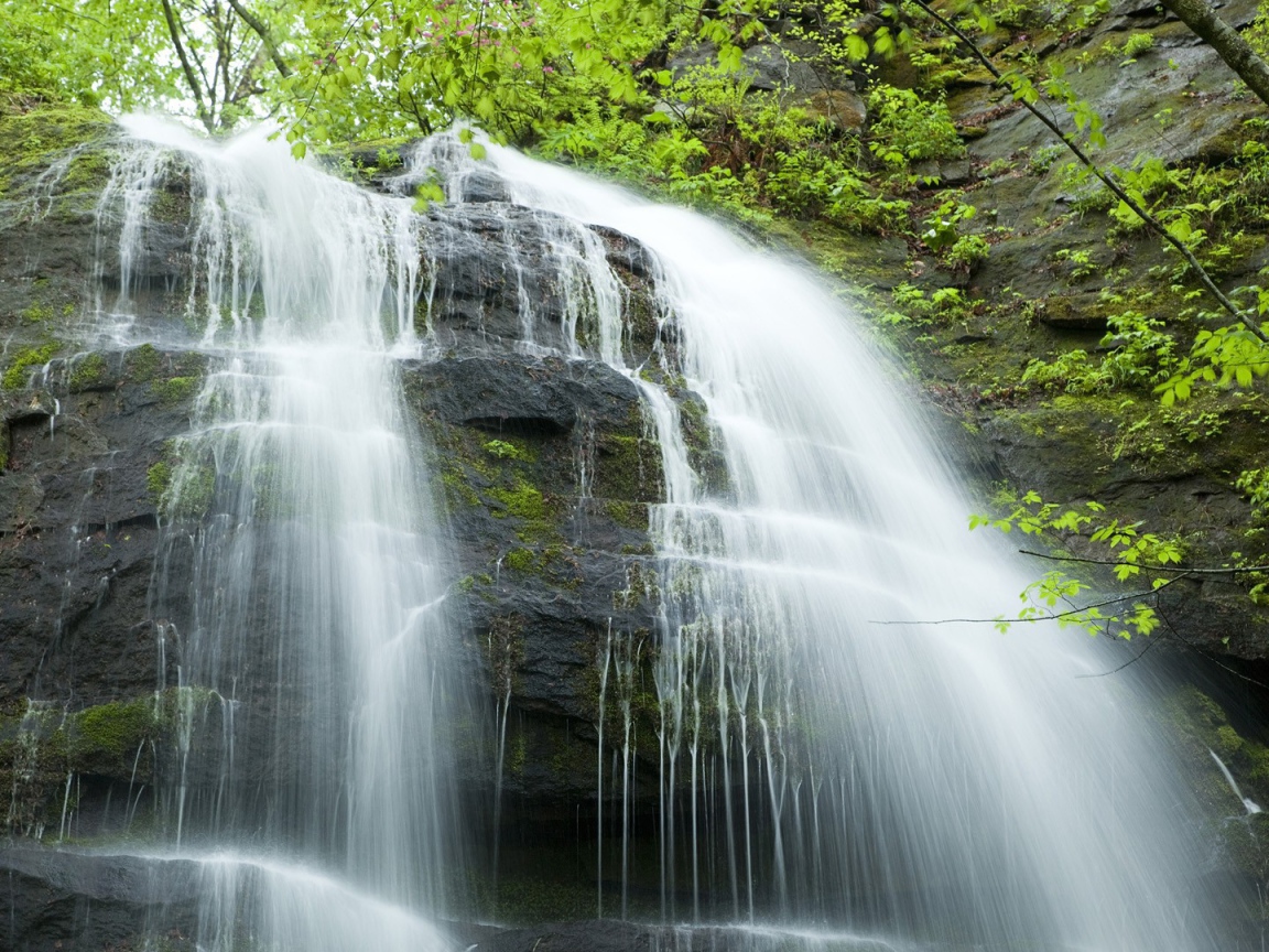 Каскадный водопад в Японии