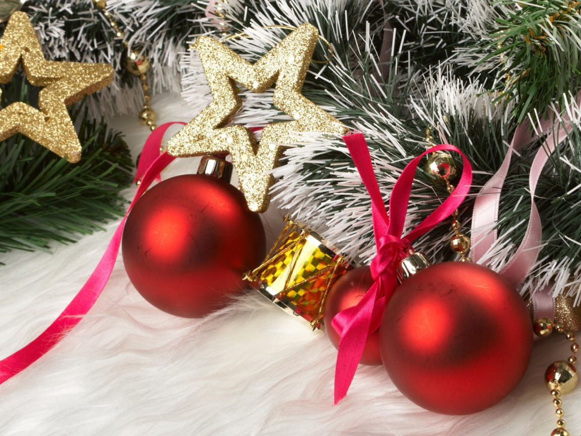 Золотистые звездочки и красные шары