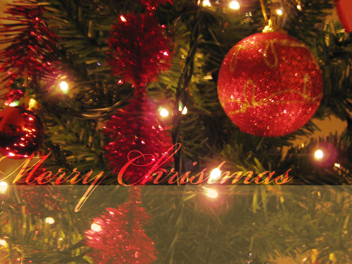 Новогодняя елка украшена красными игрушками