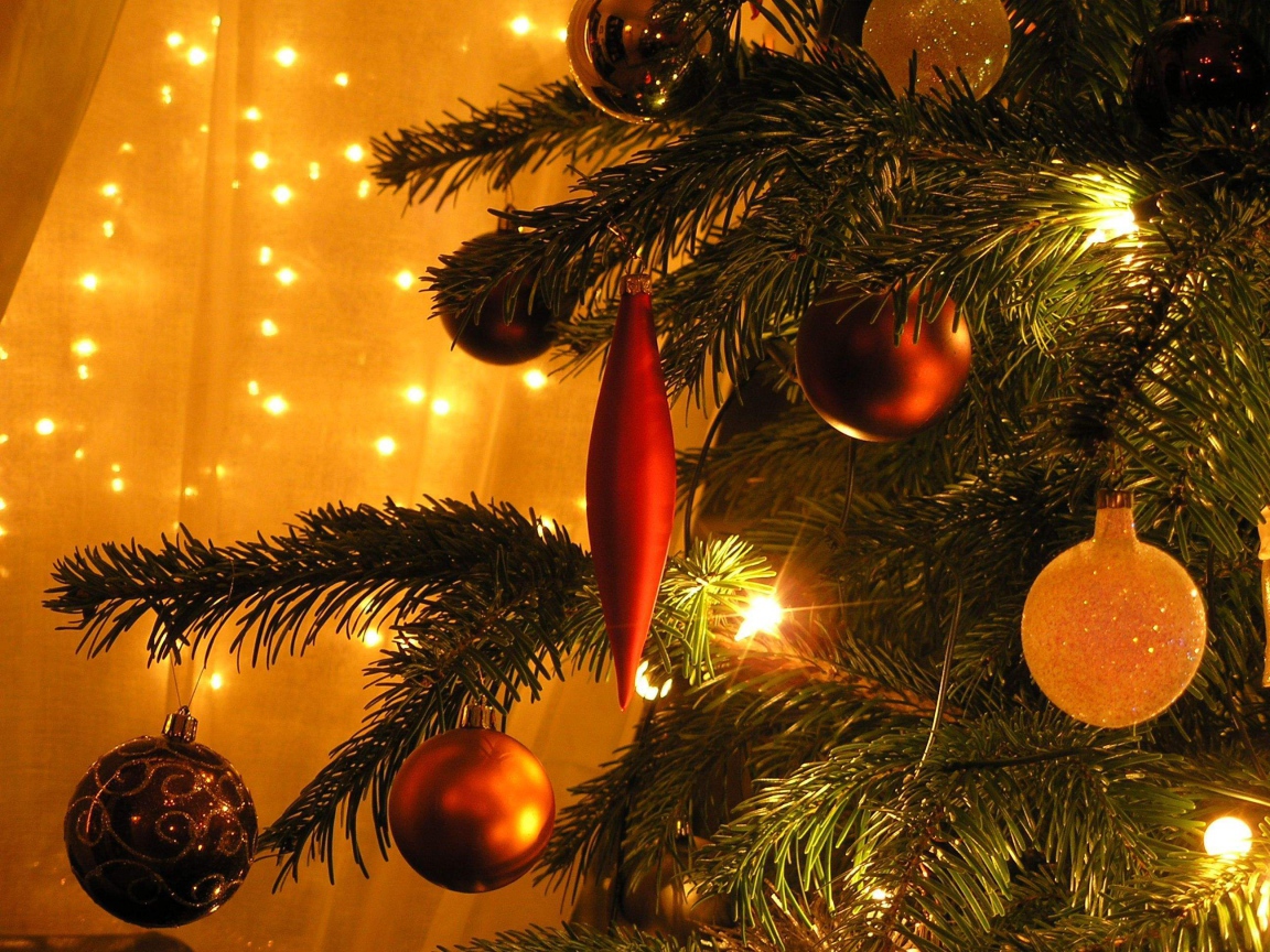 Новогодняя елка в оранжевом свете