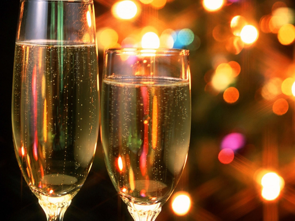 Поднятие бокалов шампанского в Новый год