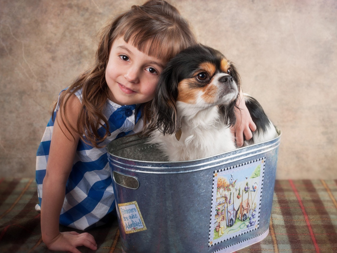 Девочка с подарком