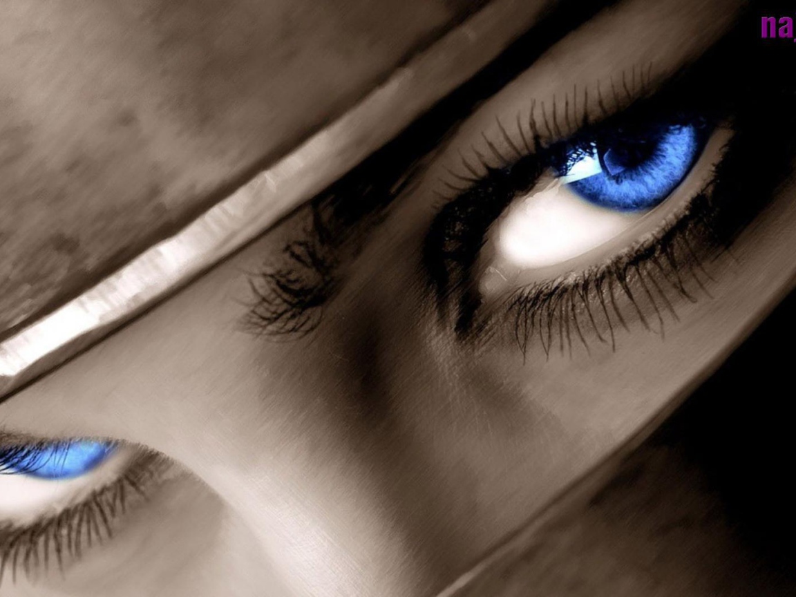 Черные брови и синие глаза