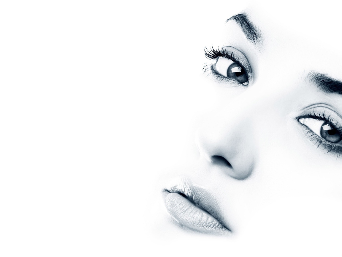 Глаза и губы на белом фоне