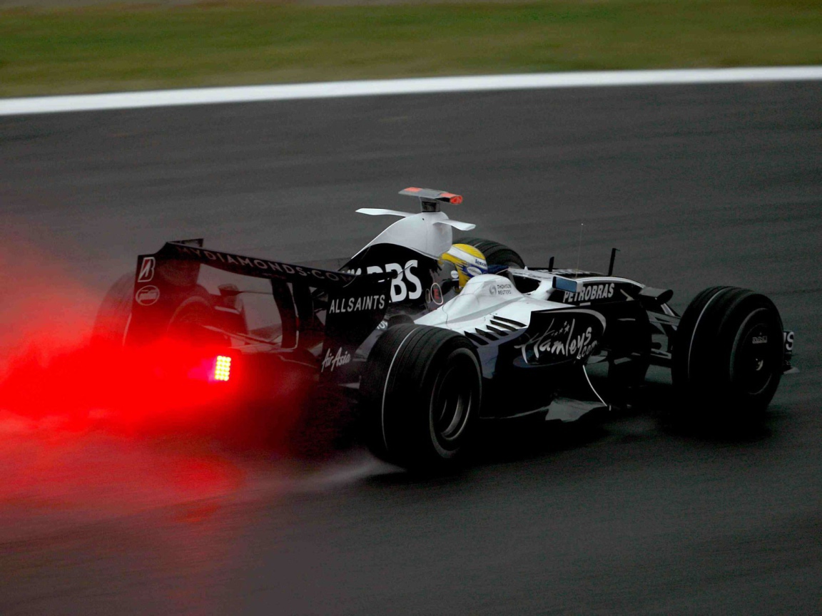 Формула один разгоняется