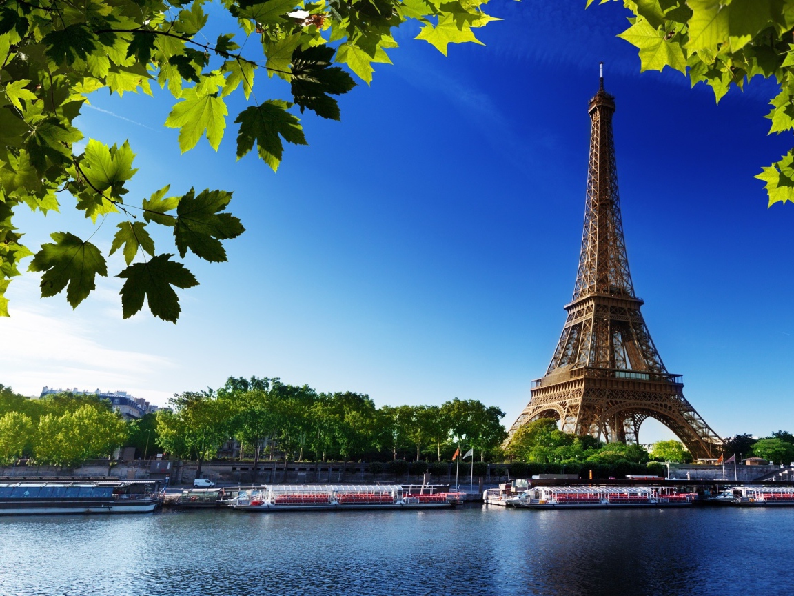 Эйфелева башня и река