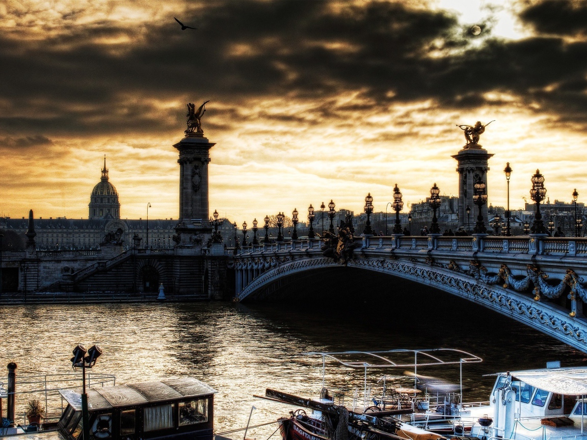 Мост в вечернем Париже