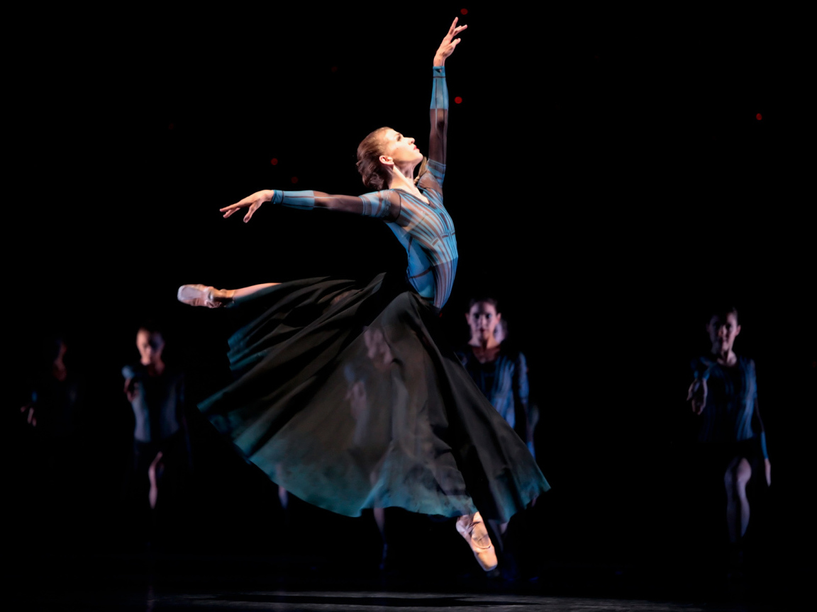 Балерина выступает в театре