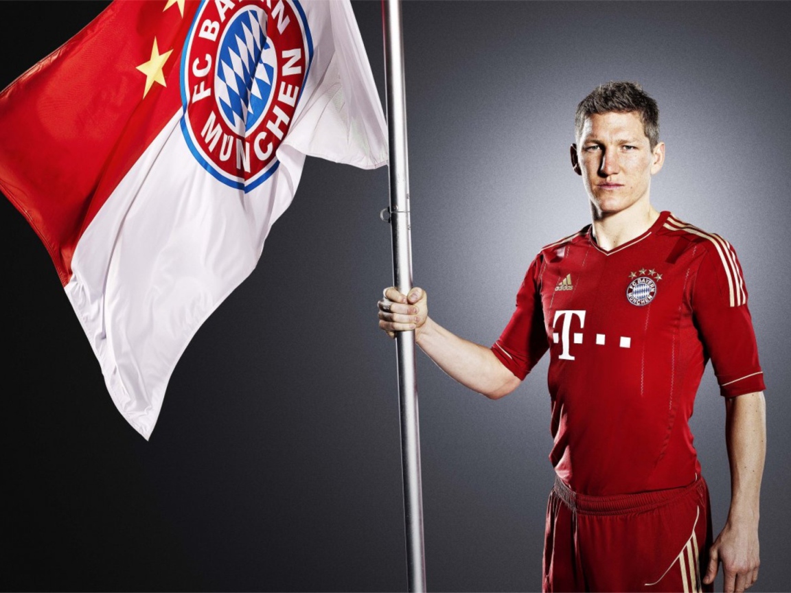 Бавария Бастиан Швайнштайгер с флагом