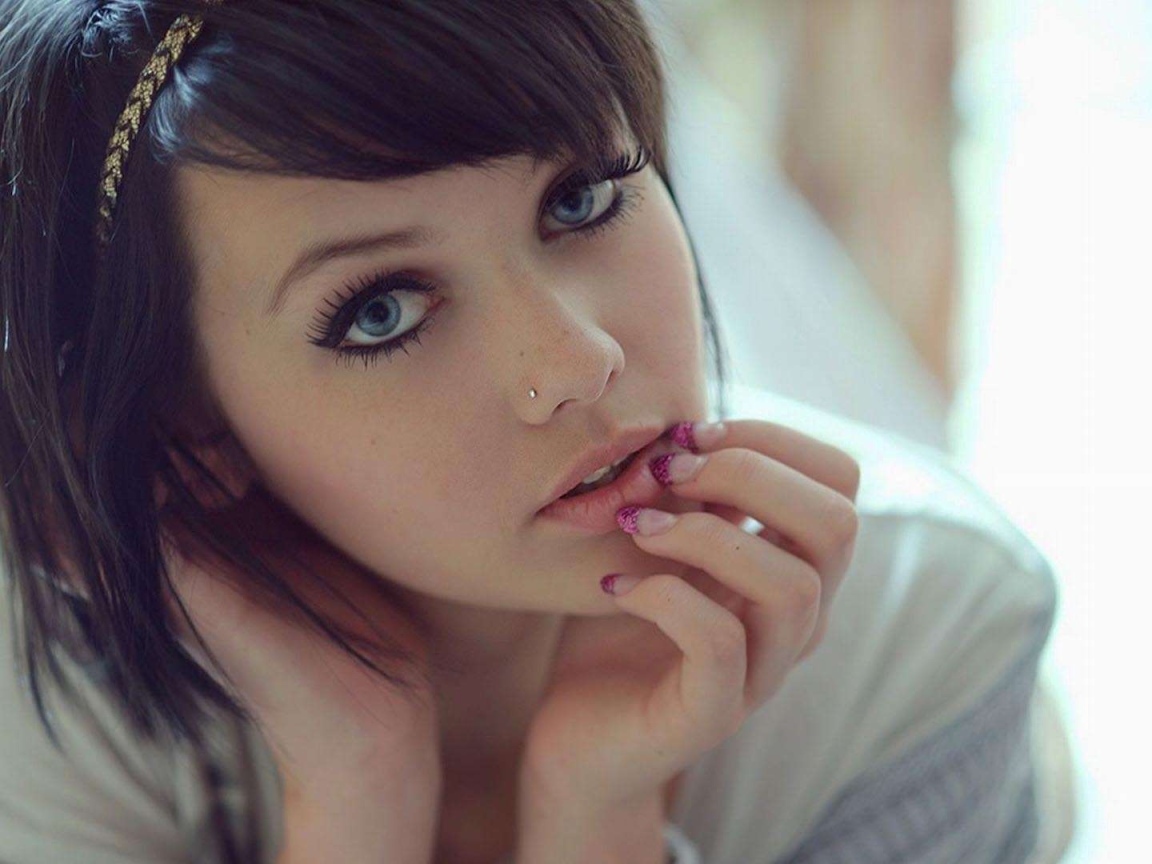 Красивая девушка брюнетка с короткими волосами и пирсингом в носу