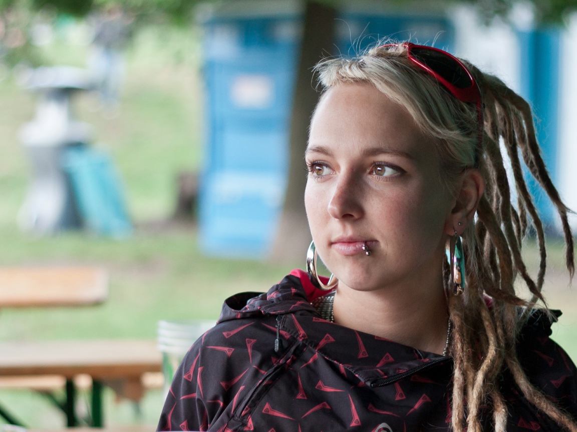 Девушка блондинка с дредами и пирсингом в губе